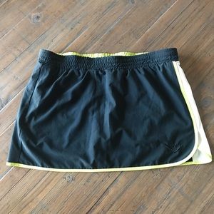 Pony size M black athletic skort